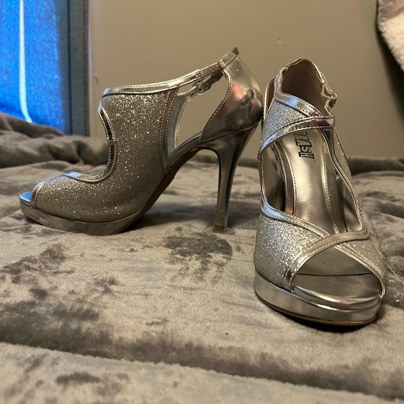 Size 6 silver heals - Picture 2 of 2